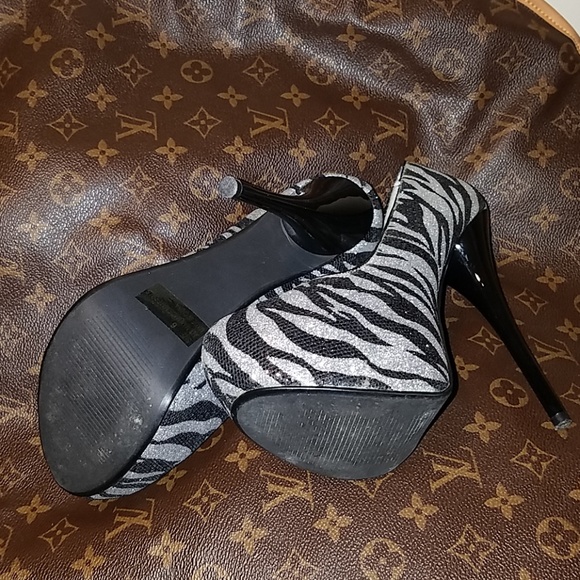 Heels - Picture 2 of 4